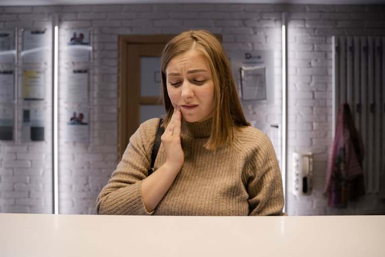 Un hôtelier consulte ses chiffres d'affaires en baisse cet été.