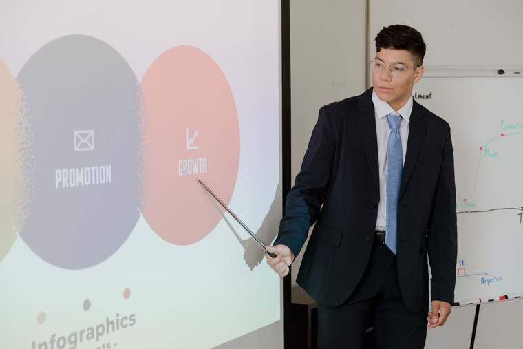 A micro-entrepreneur develops their business activity and anticipates future professional growth.