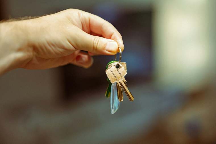 Un voyageur inspecte attentivement son logement de vacances à son arrivée, illustrant l'importance de vérifier l'état des lieux en location saisonnière