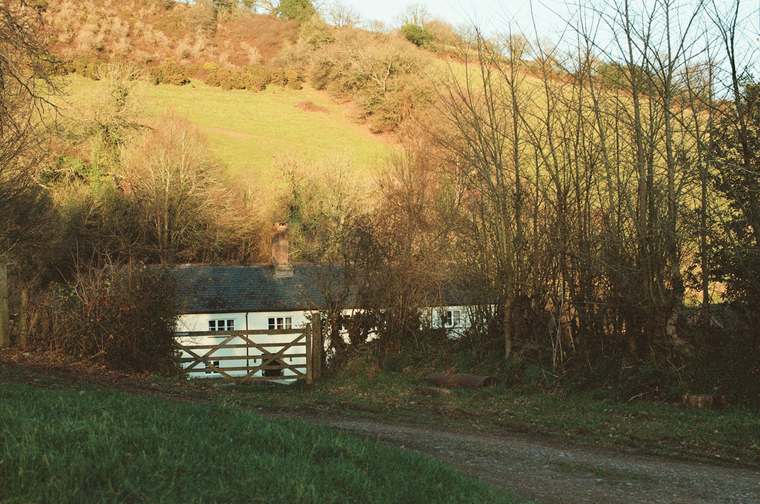 Ein kleines Steinhaus inmitten der Landschaft, ohne lange Anreise erreichbar.