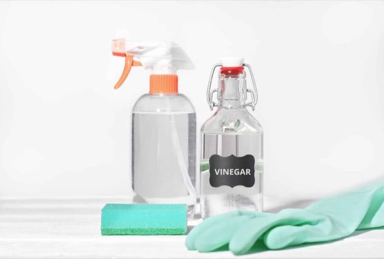 Vaporisateur de vinaigre blanc utilisé pour nettoyer une surface de cuisine