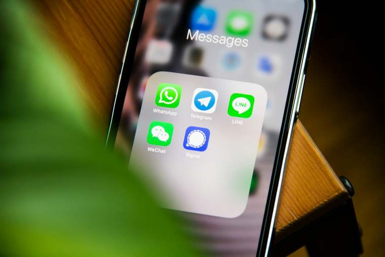 Ein Gastgeber sieht sich auf seinem Handy vorgefertigte Nachrichtenvorlagen an, um schnell mit seinen Gästen zu kommunizieren.