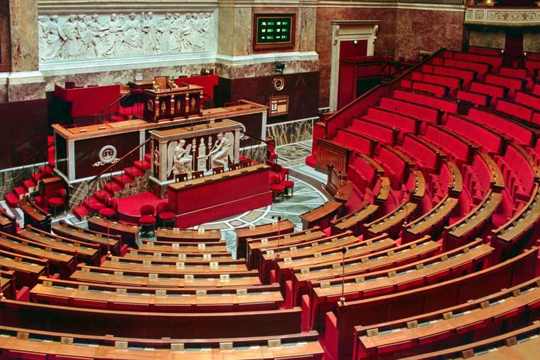 Il quadro normativo francese, stabilito dal Parlamento, disciplina rigorosamente gli affitti a breve termine.