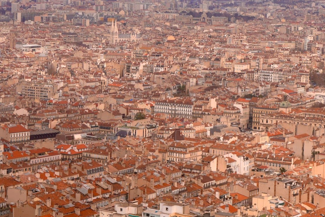 Les toits d’une ville française vus d’en haut