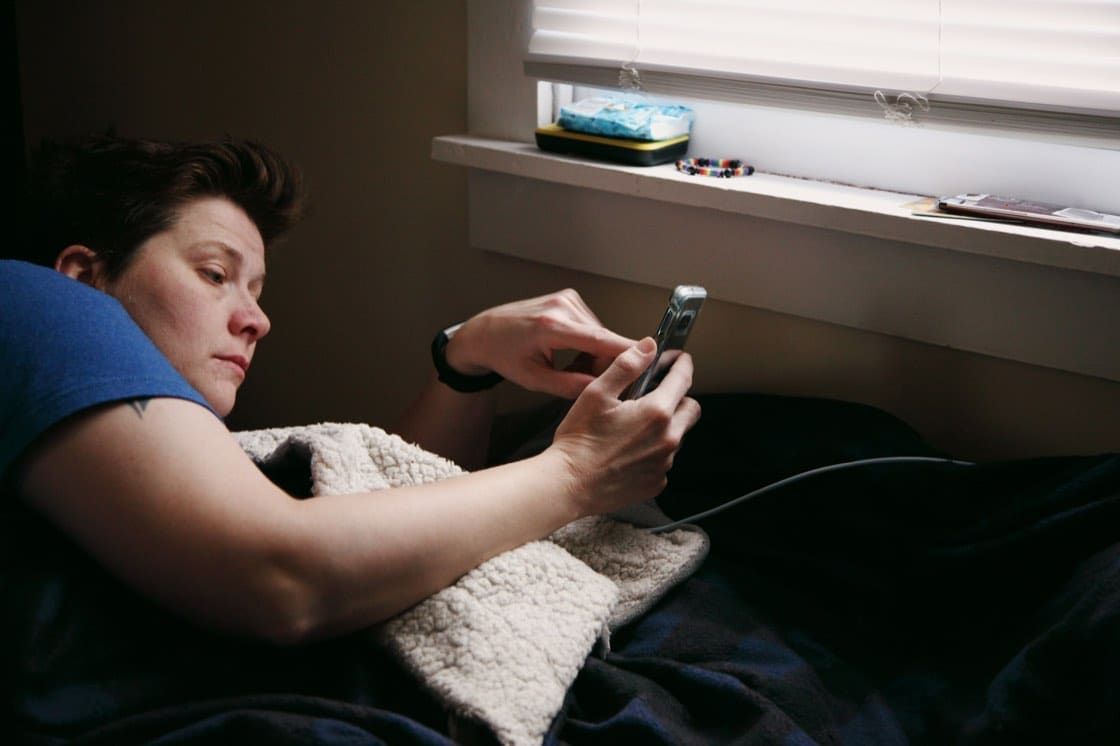 Un voyageur consulte son telephone le soir
