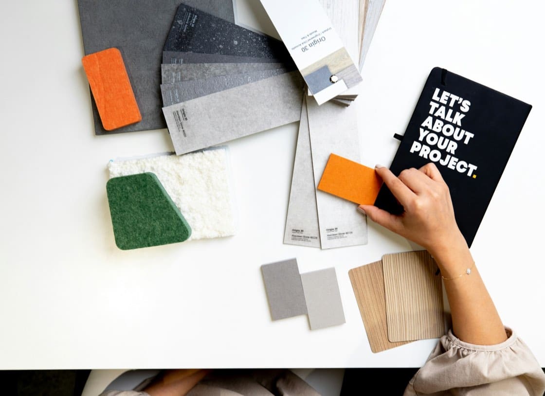 Des echantillons de couleurs poses sur une table