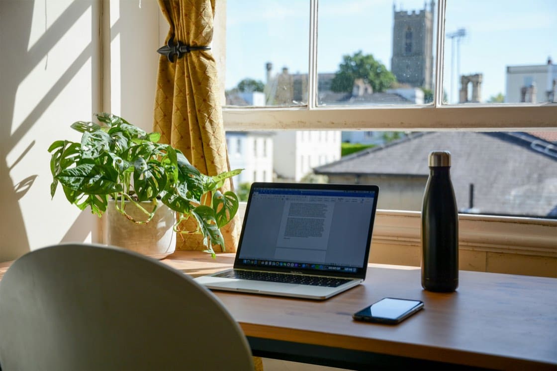 Un ordinateur portable ouvert sur un bureau