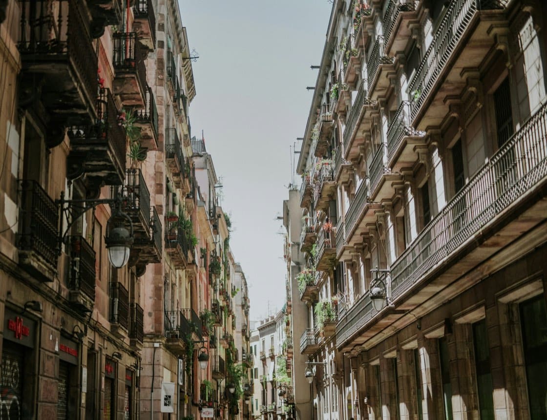 Facades et balcons d’un immeuble a Barcelone