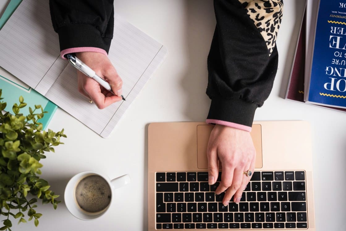 Un carnet et un ordinateur portable, au moment de comparer