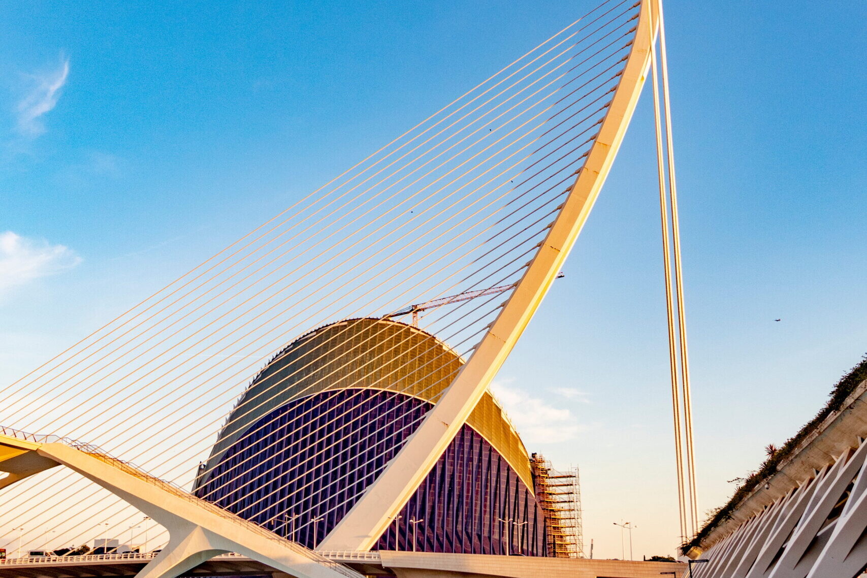 Cit&eacute; des Arts et des Sciences &agrave; Valence avec architecture moderne et reflet dans l&rsquo;eau au coucher du soleil.