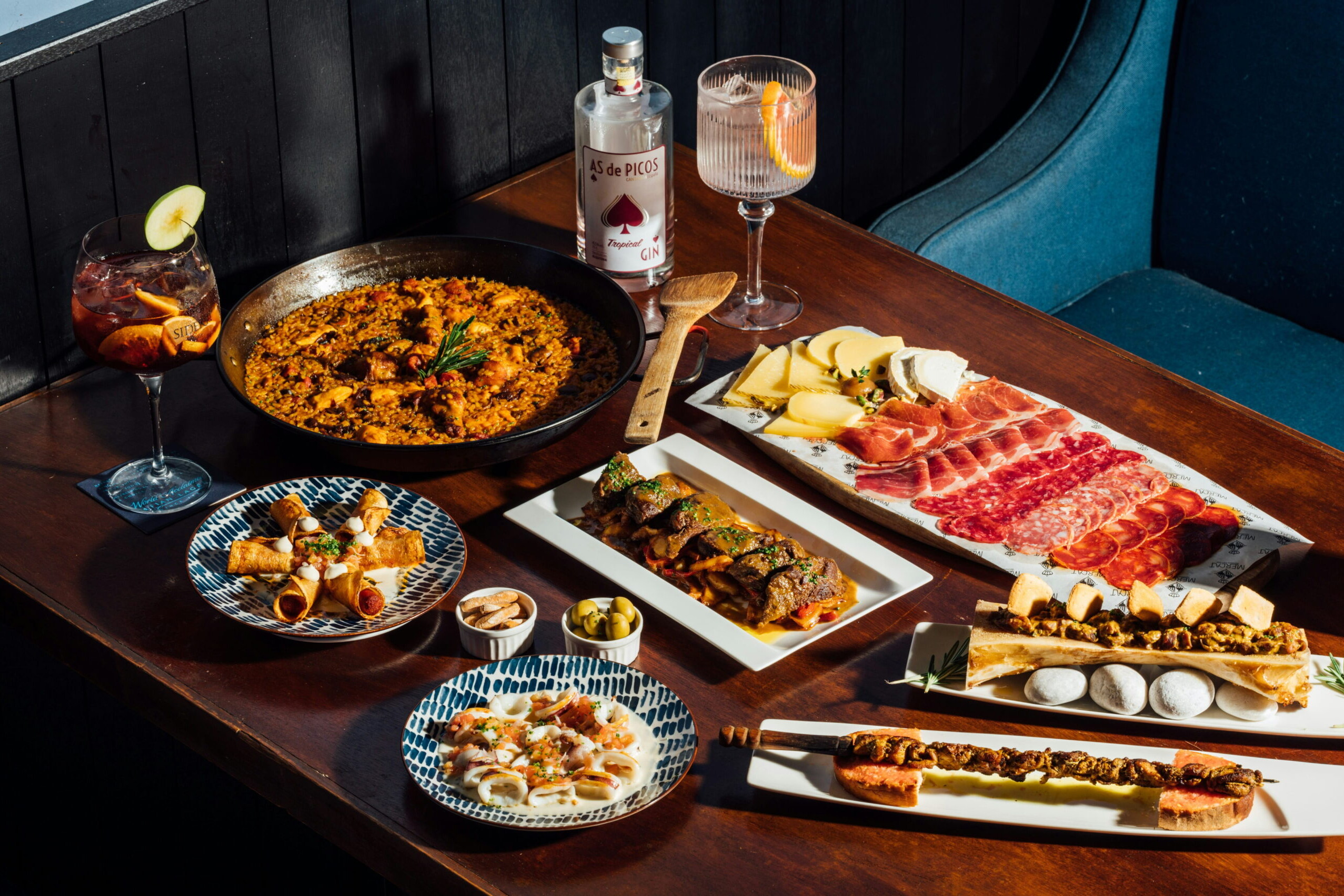 Table garnie de sp&eacute;cialit&eacute;s de la gastronomie espagnole avec paella, tapas, jambon ib&eacute;rique, fromages et sangria.