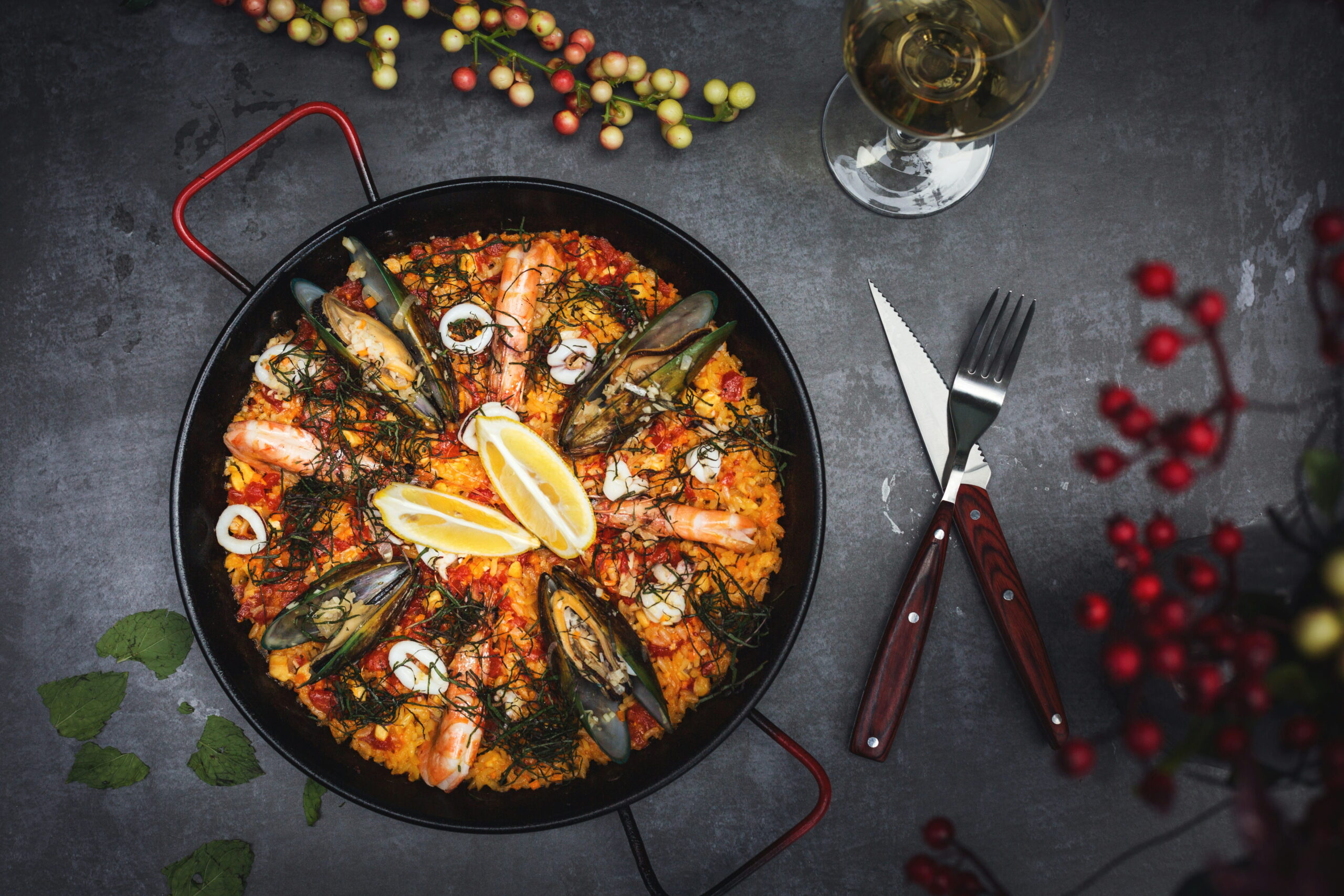 Paella espagnole aux fruits de mer avec crevettes, moules et citron dans une po&ecirc;le vue du dessus.