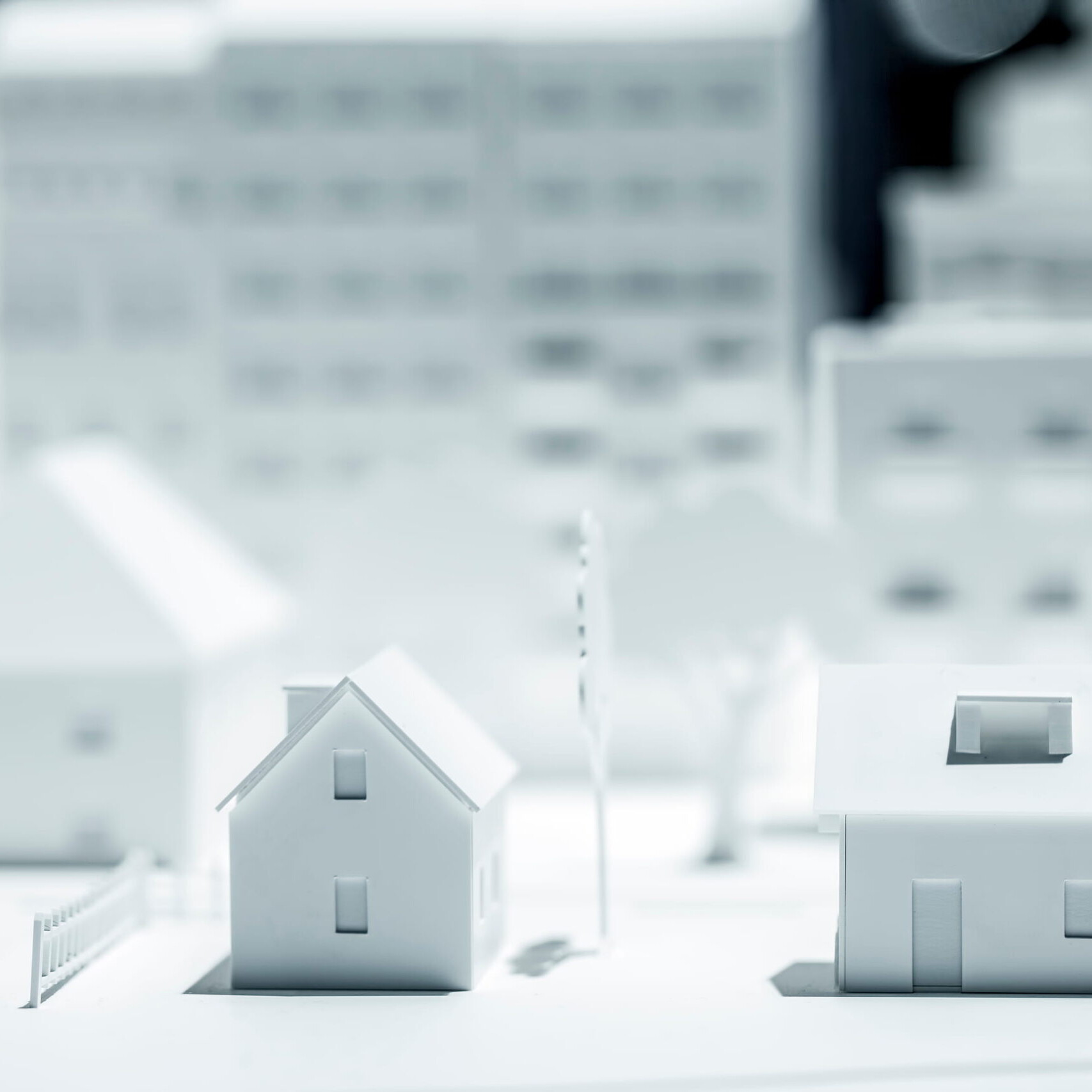 Maquette de petites maisons blanches représentant un quartier résidentiel et le marché immobilier