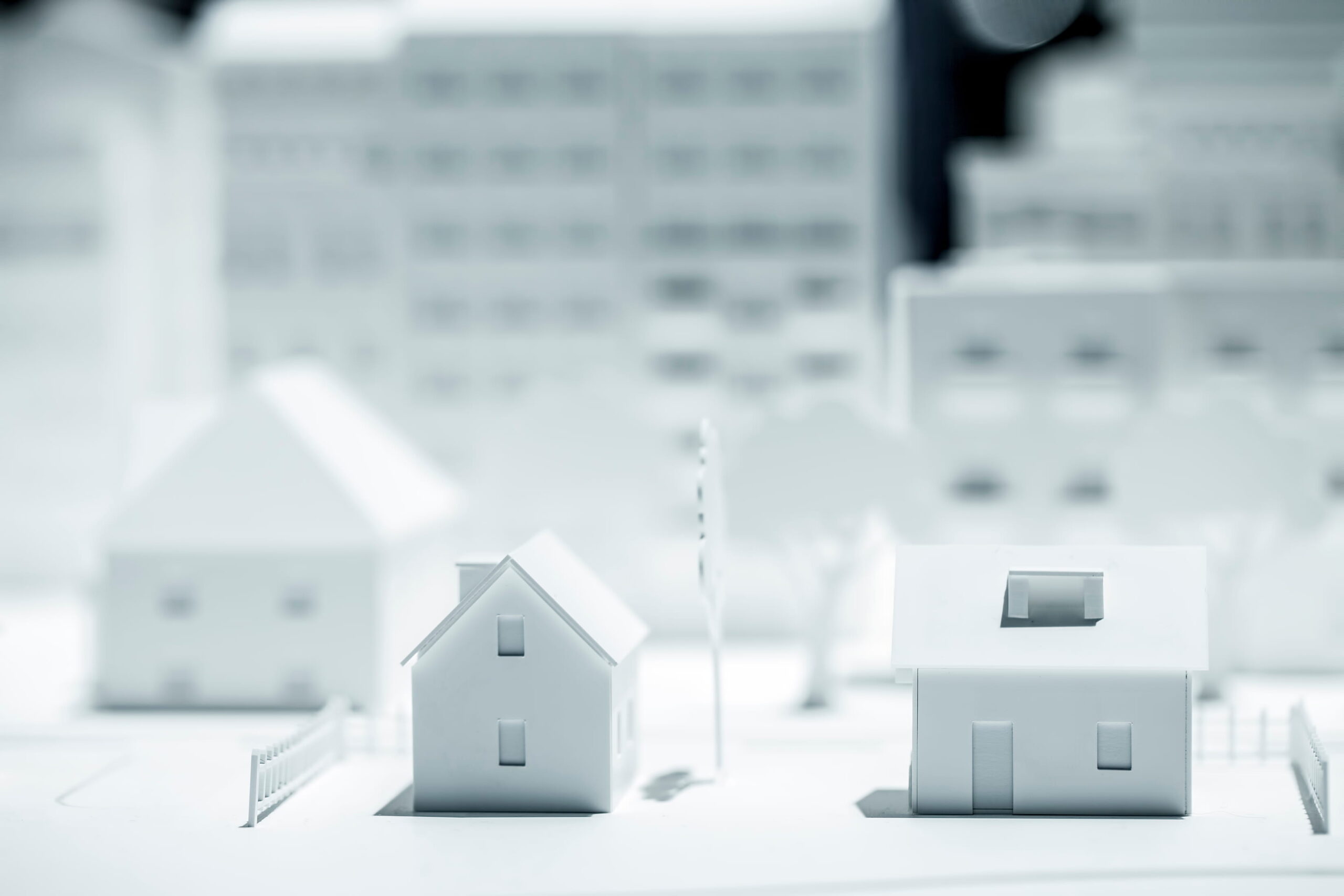 Maquette de petites maisons blanches représentant un quartier résidentiel et le marché immobilier