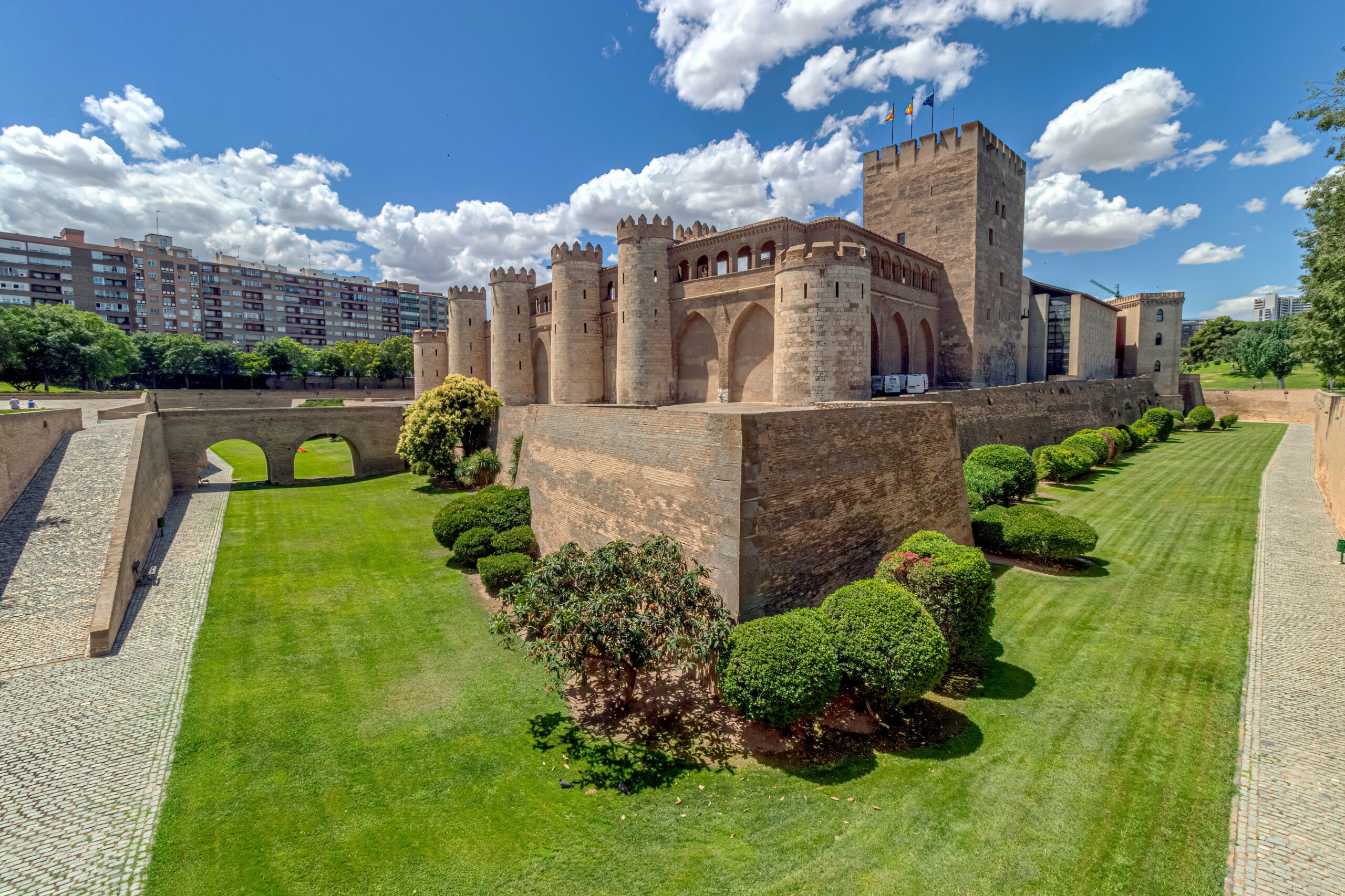 Vue ext&eacute;rieure du palais de l&rsquo;Aljafer&iacute;a &agrave; Saragosse avec ses tours fortifi&eacute;es, ses remparts et ses jardins entourant la forteresse historique.