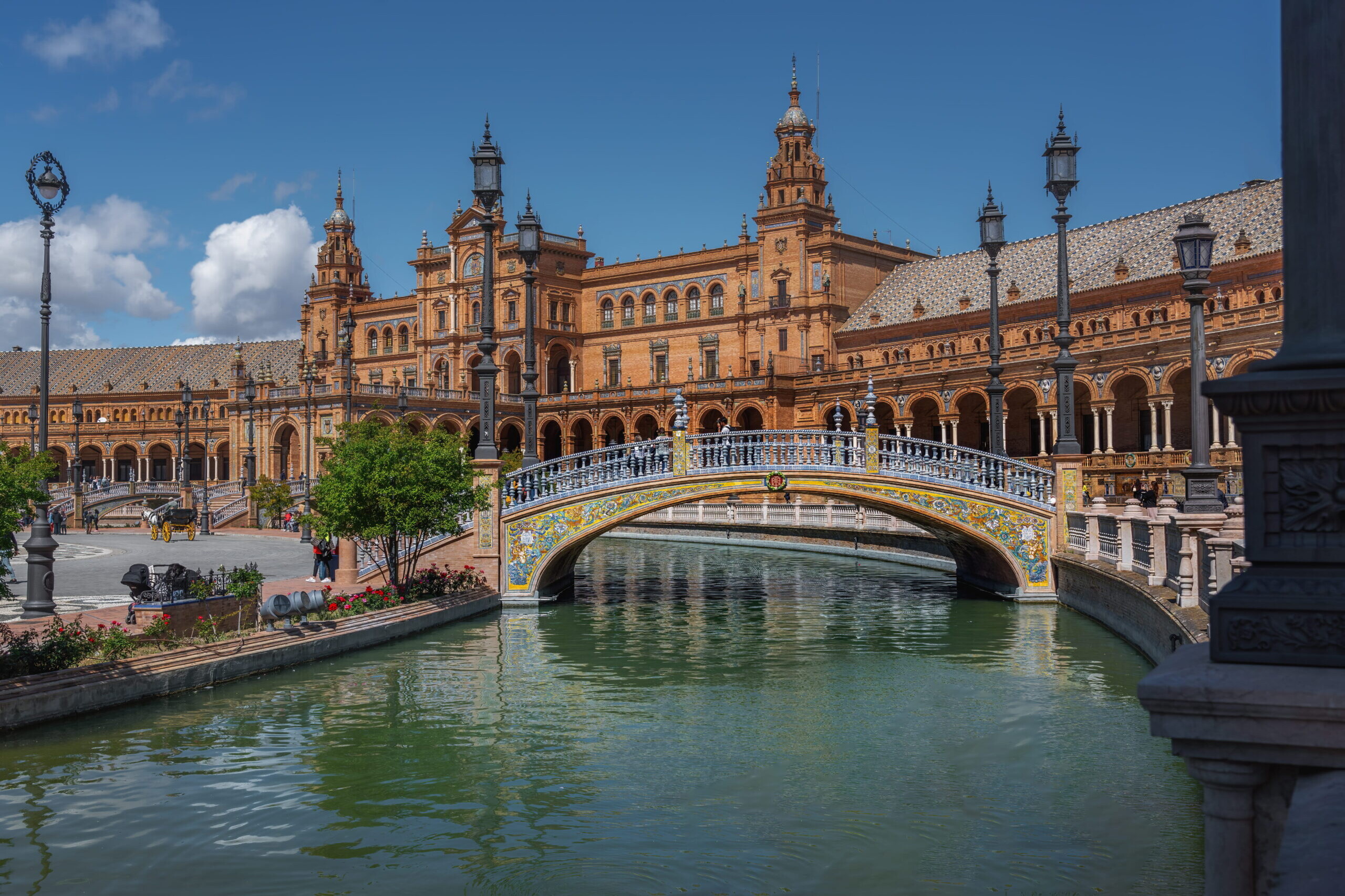 Vue de la Plaza de España à Séville avec son pont décoré et le canal, l’un des sites touristiques les plus célèbres de Séville en Espagne.