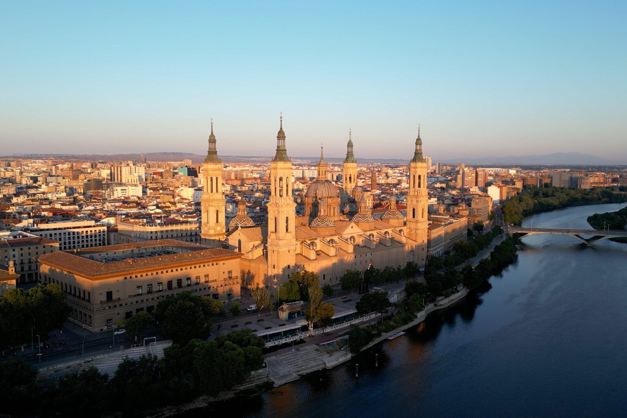 Vue a&eacute;rienne de la basilique Notre-Dame du Pilar &agrave; Saragosse au bord du fleuve &Egrave;bre avec les tours de la cath&eacute;drale et la ville en arri&egrave;re-plan.