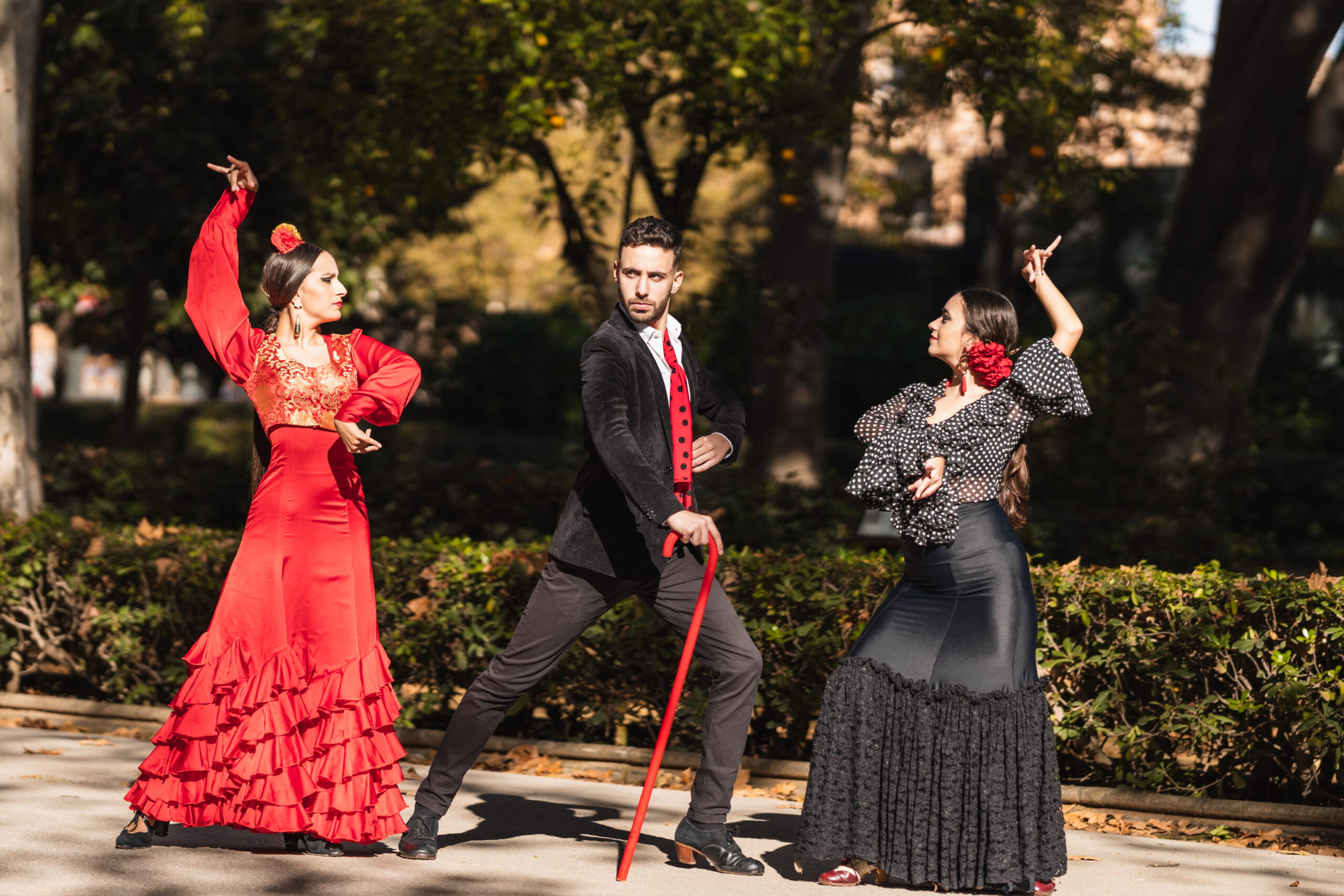 Danseurs ex&eacute;cutant un spectacle de flamenco traditionnel dans un parc &agrave; S&eacute;ville en Espagne.