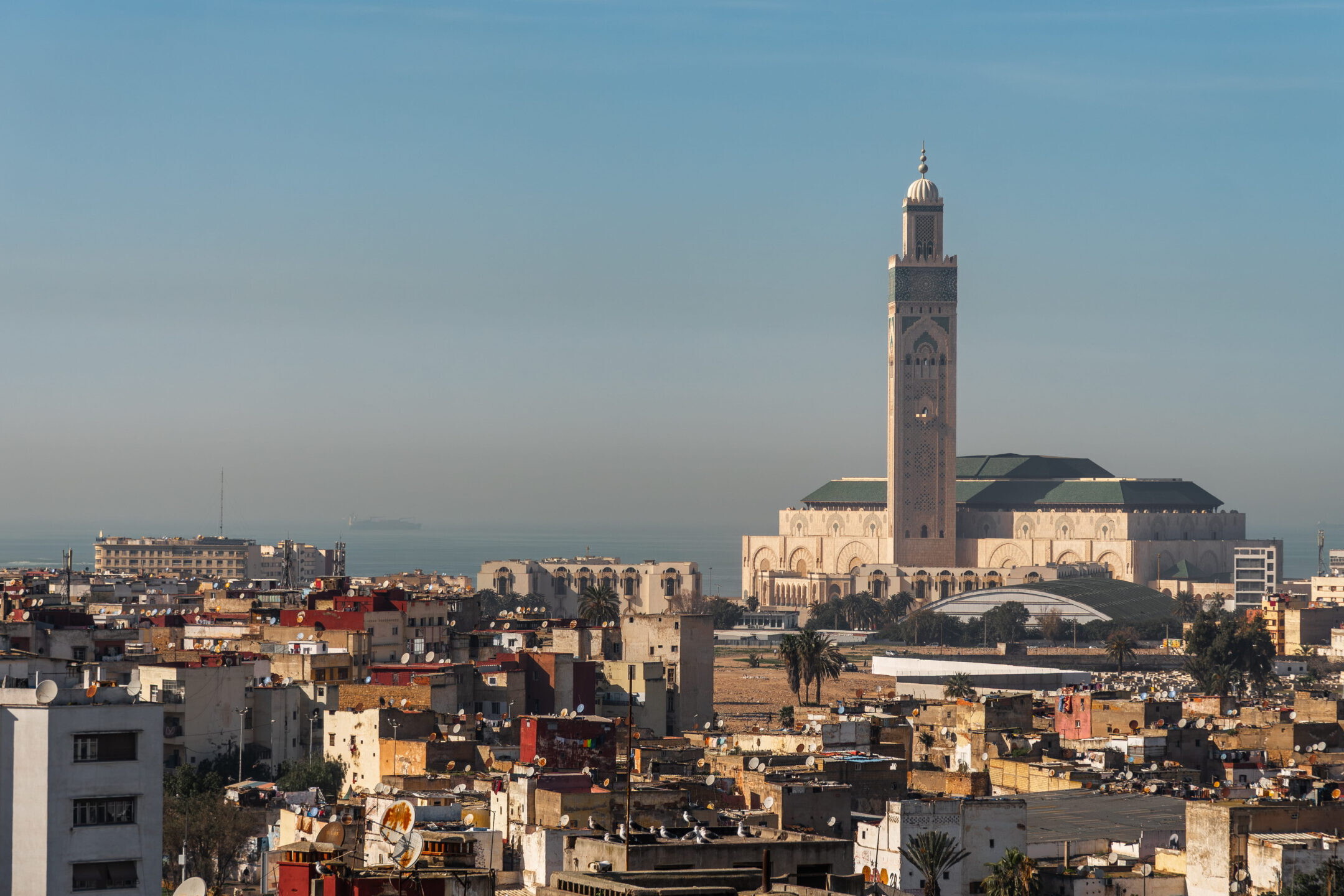 Vue de la ville de Casablanca avec ses immeubles et la mosqu&eacute;e Hassan II pr&egrave;s de l&rsquo;oc&eacute;an