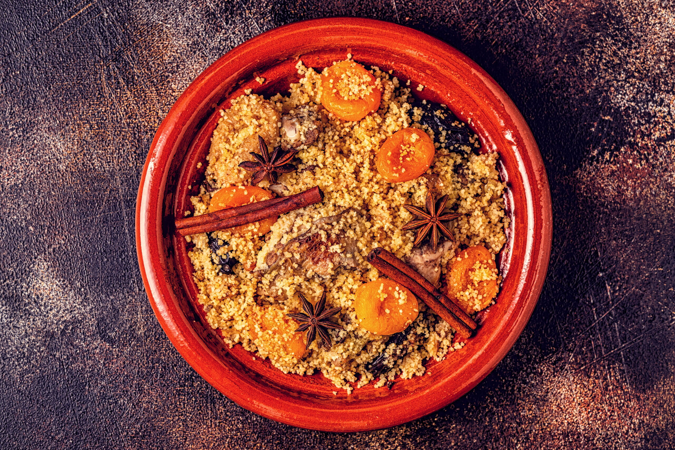 Plat traditionnel de couscous marocain garni d’abricots secs, cannelle et épices orientales