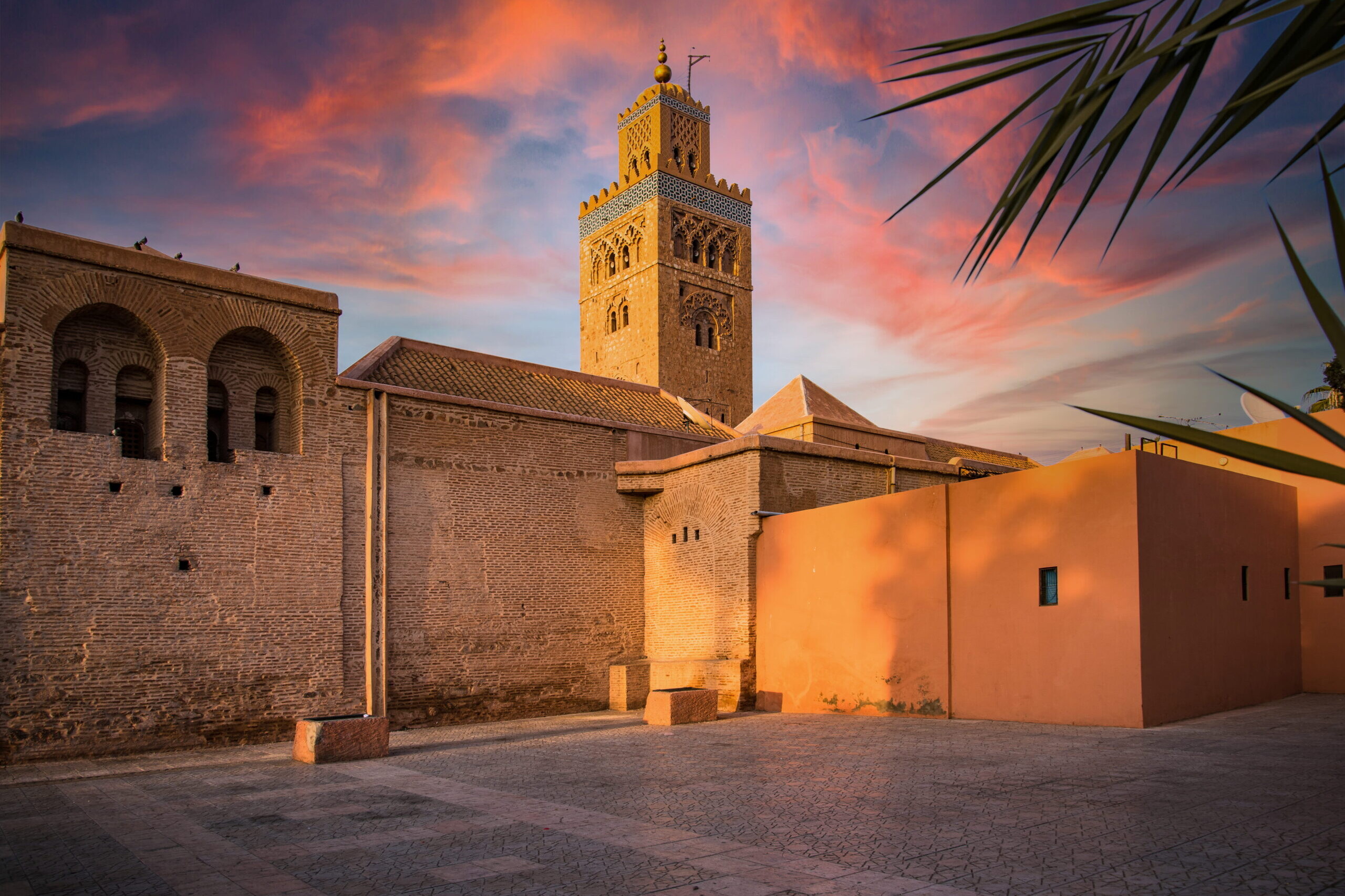 Vue de la mosquée Koutoubia illuminée par le coucher du soleil à Marrakech au Maroc