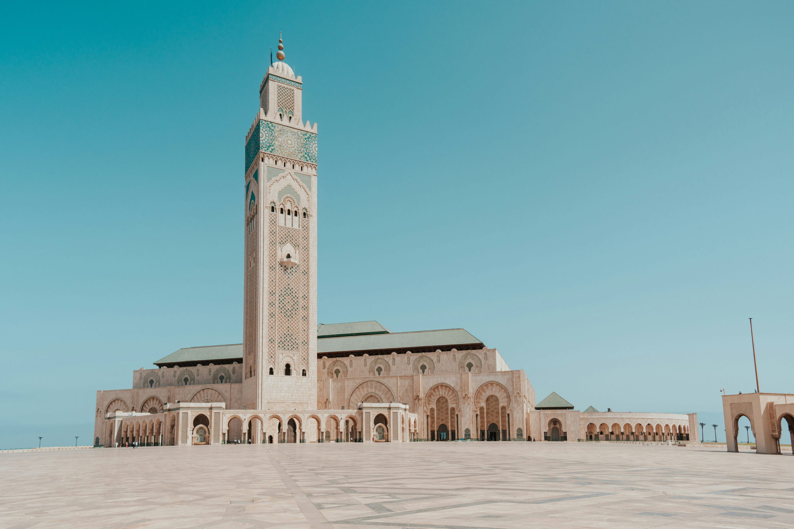 Mosqu&eacute;e Hassan II &agrave; Casablanca avec son minaret et une grande esplanade d&eacute;gag&eacute;e