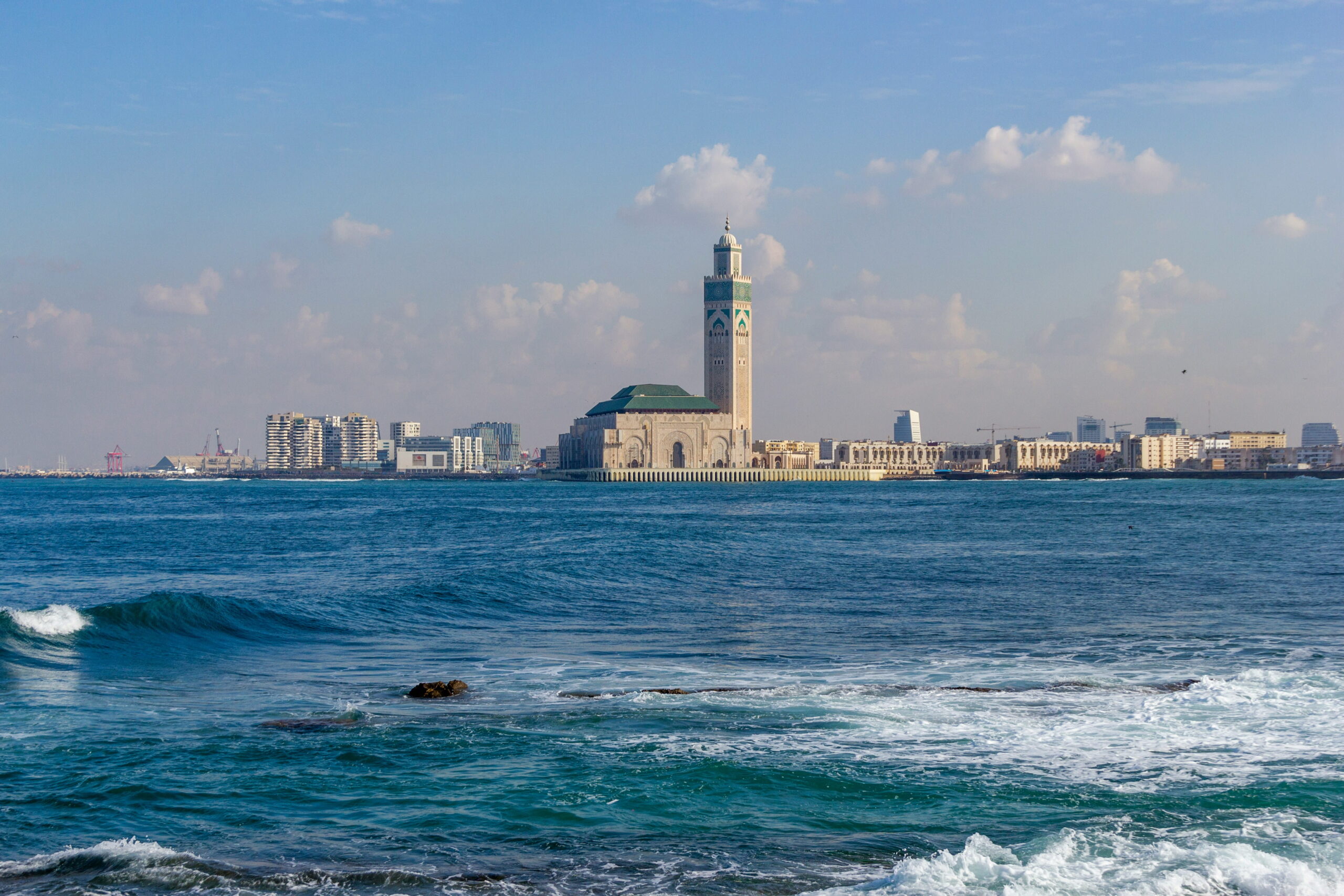 Mosqu&eacute;e Hassan II &agrave; Casablanca vue depuis la mer avec vagues au premier plan