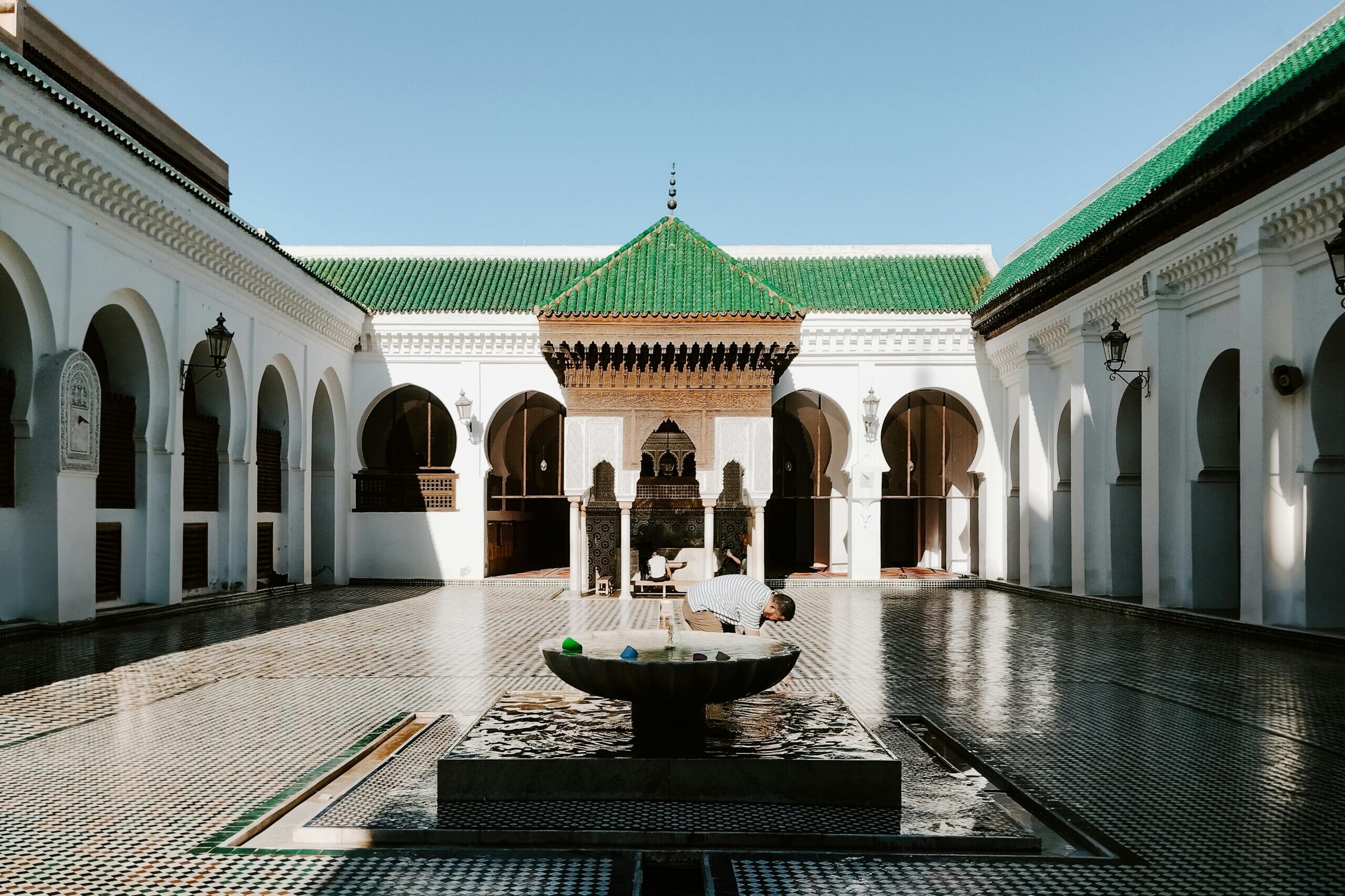Cour marocaine avec fontaine, mosa&iuml;ques et architecture traditionnelle