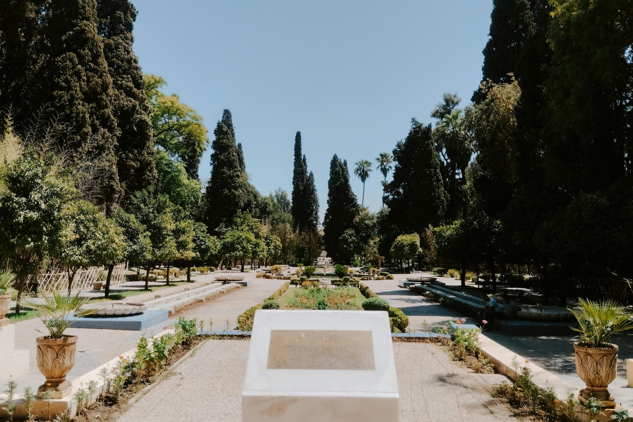Jardin am&eacute;nag&eacute; &agrave; F&egrave;s avec all&eacute;es, arbres et espaces verts