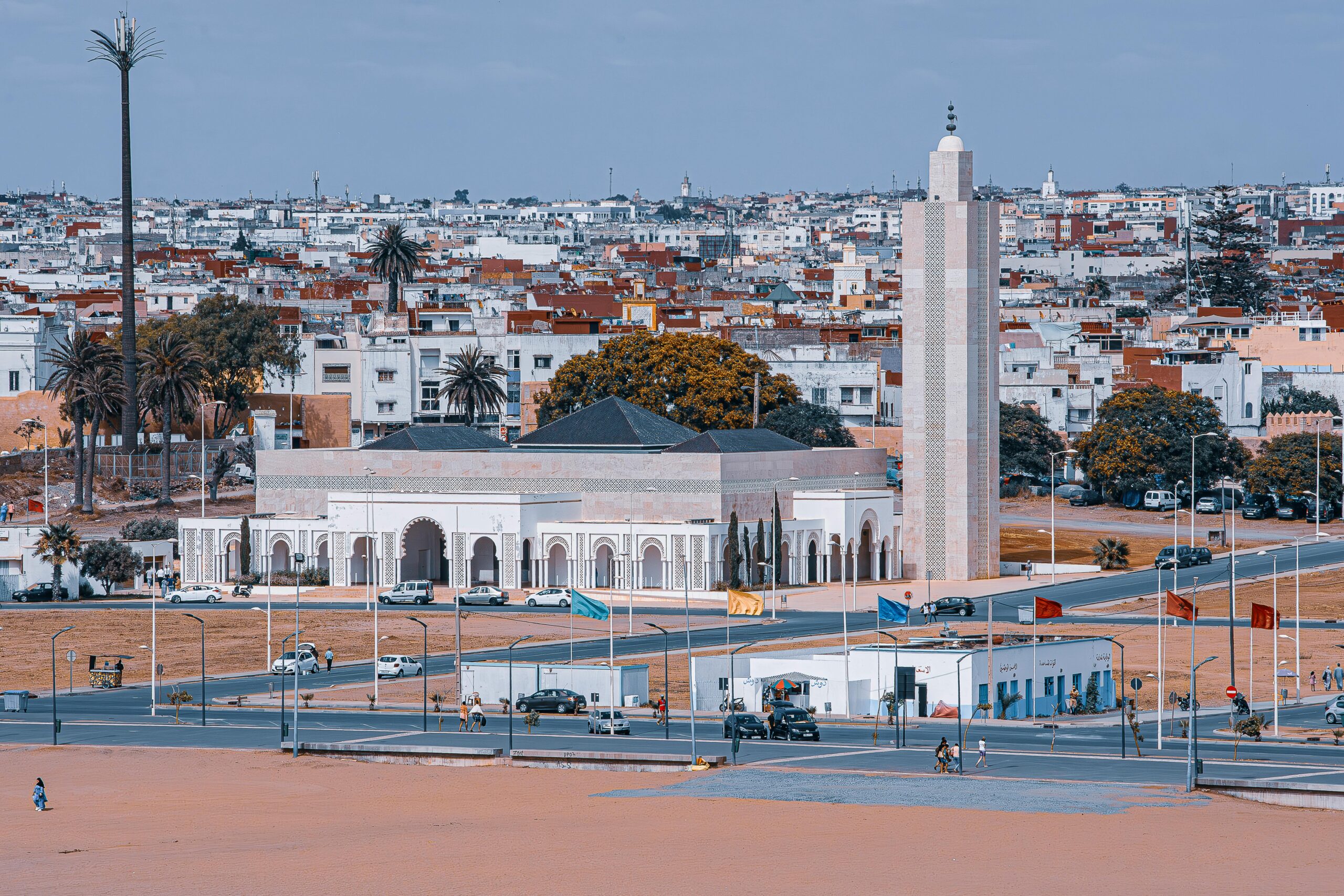 Vue panoramique de Rabat avec mosqu&eacute;e moderne, minaret et b&acirc;timents urbains