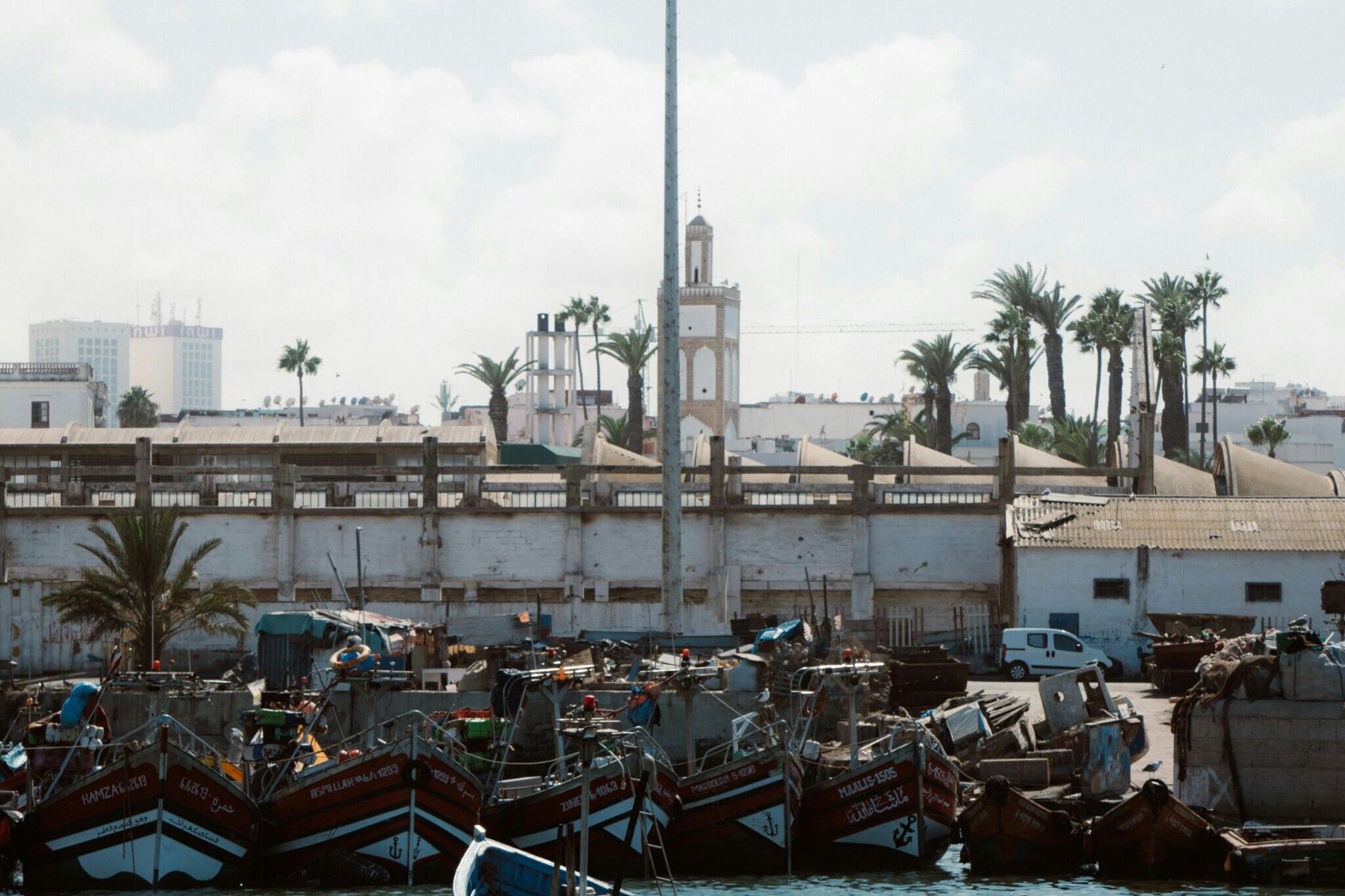 Barques de p&ecirc;che &agrave; Casablanca avec un p&ecirc;cheur et des bateaux amarr&eacute;s au port
