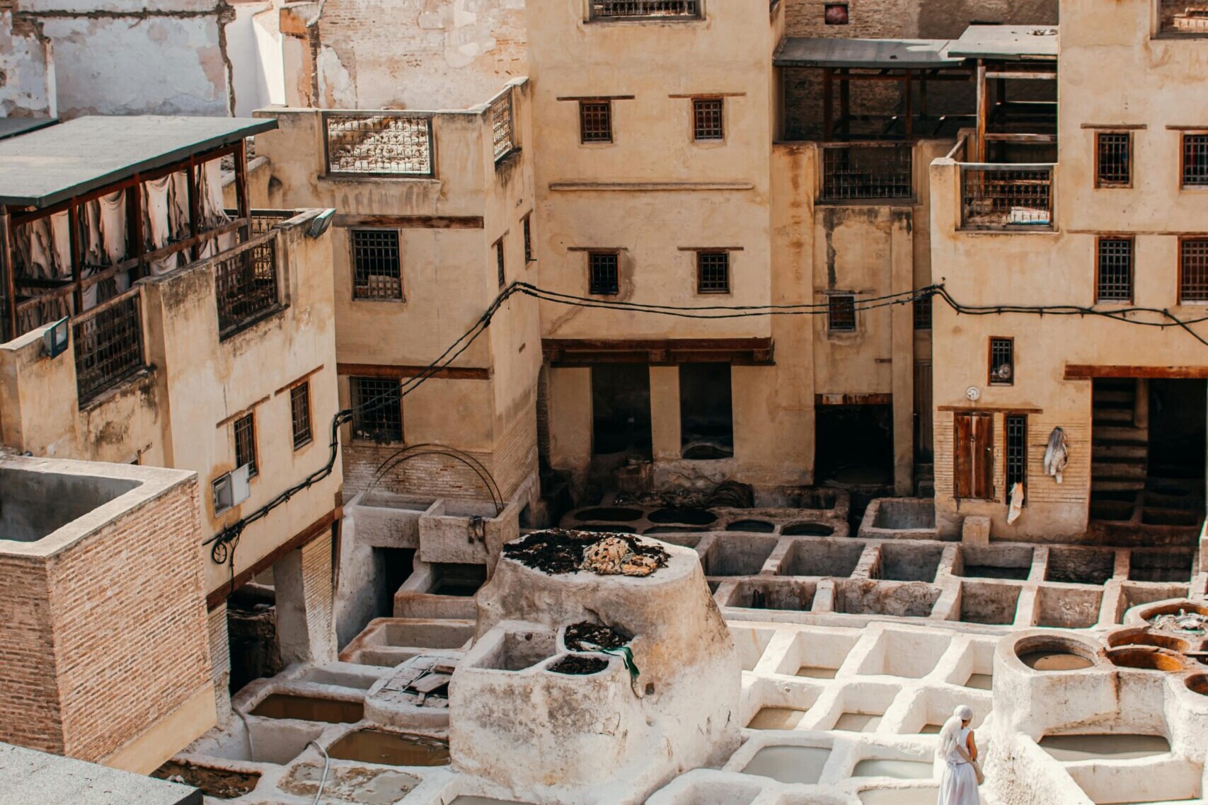 Vue des tanneries de F&egrave;s avec bassins de teinture et b&acirc;timents anciens