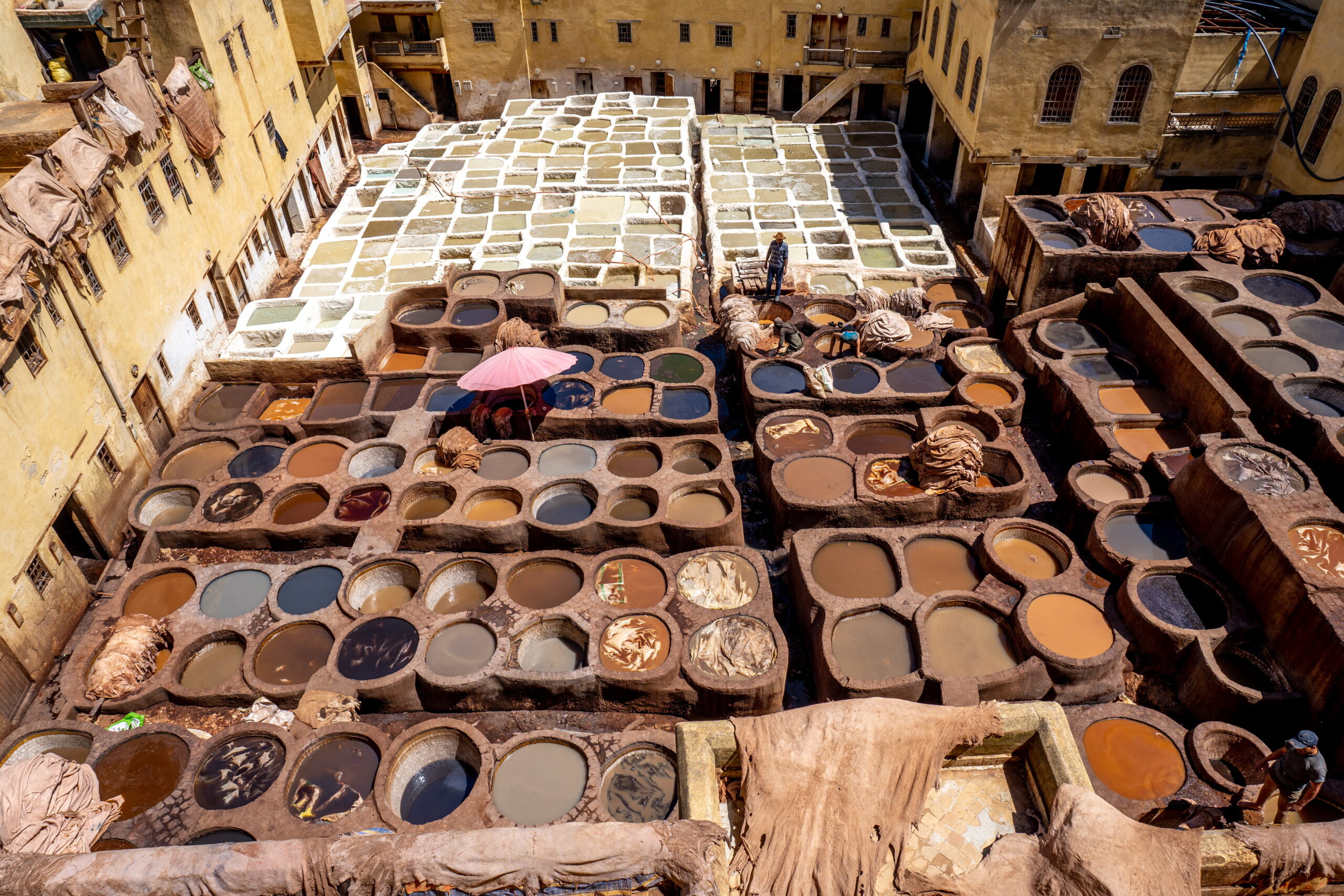 Bassins de teinture des tanneries de F&egrave;s avec artisans et peaux en traitement