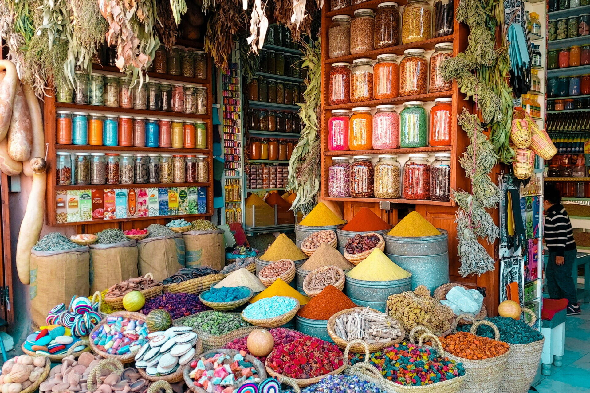 Boutique de souk avec &eacute;pices color&eacute;es, herbes s&eacute;ch&eacute;es et bocaux artisanaux